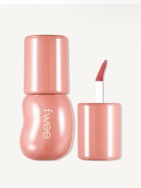 Fwee 3D Voluming Glossy Lip Gloss in Vanilla Neutral Nude Pink